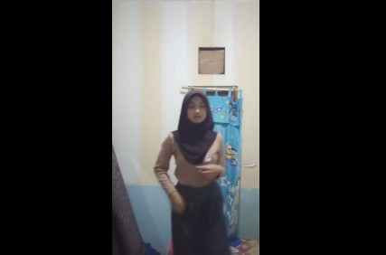 Artis Indo Viral Tatapan Intens Di Ruang Direksi Rare Offers